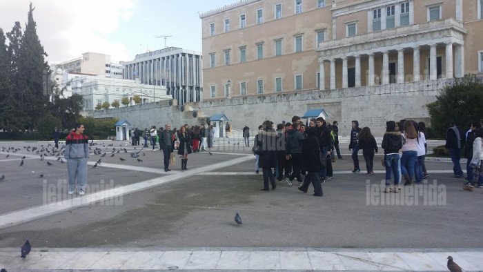 Εβγαλαν τα κάγκελα από την πλατεία Συντάγματος -Οι αναμνηστικές φωτογραφίες της κυβέρνησης [εικόνες] | iefimerida.gr 10