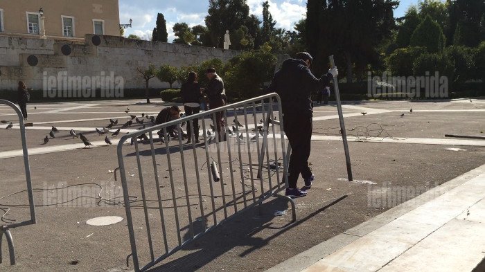 Εβγαλαν τα κάγκελα από την πλατεία Συντάγματος -Οι αναμνηστικές φωτογραφίες της κυβέρνησης [εικόνες] | iefimerida.gr 2