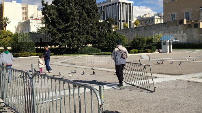 Εβγαλαν τα κάγκελα από την πλατεία Συντάγματος -Οι αναμνηστικές φωτογραφίες της κυβέρνησης [εικόνες] | iefimerida.gr 3