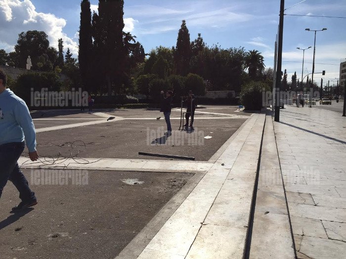 Εβγαλαν τα κάγκελα από την πλατεία Συντάγματος -Οι αναμνηστικές φωτογραφίες της κυβέρνησης [εικόνες] | iefimerida.gr 4