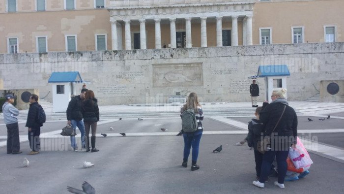 Εβγαλαν τα κάγκελα από την πλατεία Συντάγματος -Οι αναμνηστικές φωτογραφίες της κυβέρνησης [εικόνες] | iefimerida.gr 5