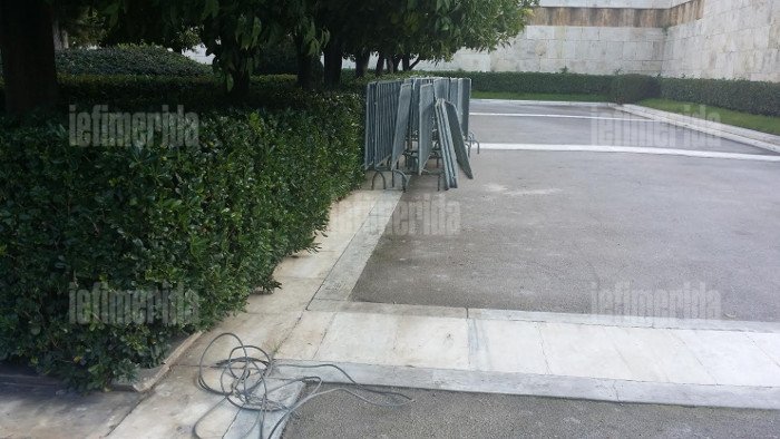 Εβγαλαν τα κάγκελα από την πλατεία Συντάγματος -Οι αναμνηστικές φωτογραφίες της κυβέρνησης [εικόνες] | iefimerida.gr 7