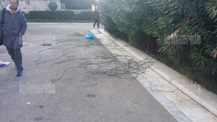 Εβγαλαν τα κάγκελα από την πλατεία Συντάγματος -Οι αναμνηστικές φωτογραφίες της κυβέρνησης [εικόνες] | iefimerida.gr 8