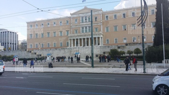 Εβγαλαν τα κάγκελα από την πλατεία Συντάγματος -Οι αναμνηστικές φωτογραφίες της κυβέρνησης [εικόνες] | iefimerida.gr 9