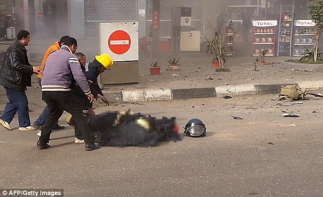 Βίντεο σοκ: Πυροτεχνουργός σκοτώνεται καθώς εκρήγνυται στα χέρια του η βόμβα που προσπαθεί να απενεργοποιήσει [βίντεο] | iefimerida.gr 1