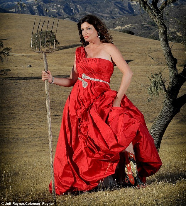 Θυμάστε την καυτή «Γυναικάρα με τα κόκκινα»; [εικόνες & βίντεο] | iefimerida.gr 10