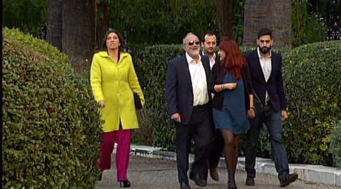 Η χαρά της Ζωής: Με καναρινί παλτό και ροζ παντελόνι στην ορκωμοσία [εικόνες] | iefimerida.gr 0