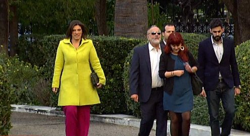 Η χαρά της Ζωής: Με καναρινί παλτό και ροζ παντελόνι στην ορκωμοσία [εικόνες] | iefimerida.gr 1