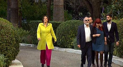 Η χαρά της Ζωής: Με καναρινί παλτό και ροζ παντελόνι στην ορκωμοσία [εικόνες] | iefimerida.gr 2