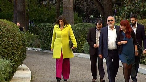 Η χαρά της Ζωής: Με καναρινί παλτό και ροζ παντελόνι στην ορκωμοσία [εικόνες] | iefimerida.gr 3