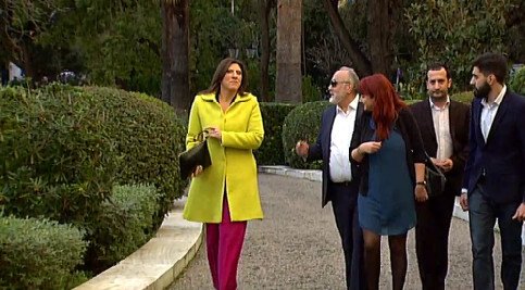 Η χαρά της Ζωής: Με καναρινί παλτό και ροζ παντελόνι στην ορκωμοσία [εικόνες] | iefimerida.gr 4