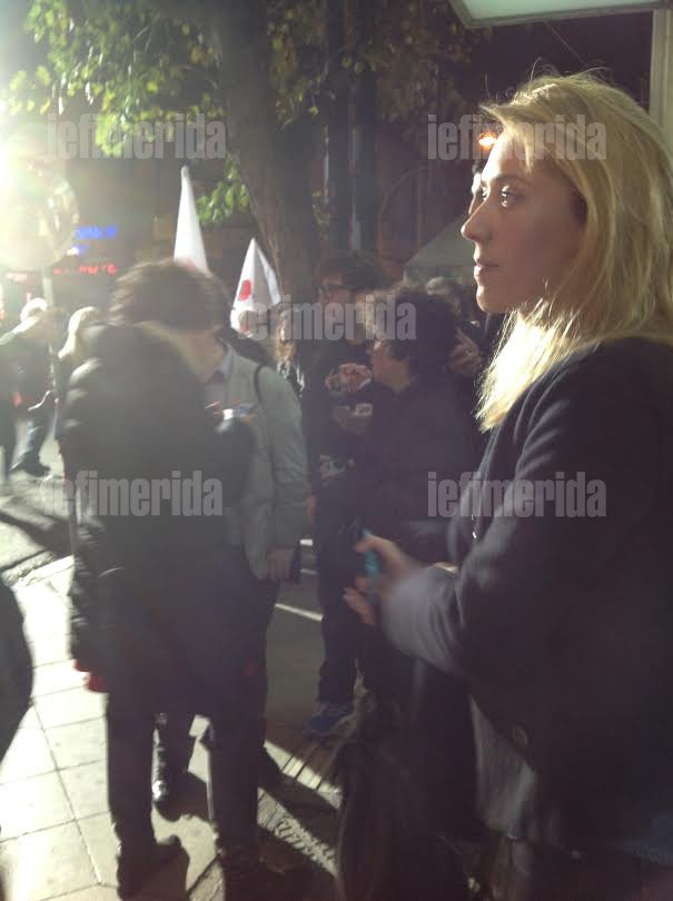 Από το Γκστάαντ στην Κουμουνδούρου: Η κόρη του Γιάννη Μηλιού μόνη στα γραφεία του ΣΥΡΙΖΑ [εικόνες] | iefimerida.gr 1