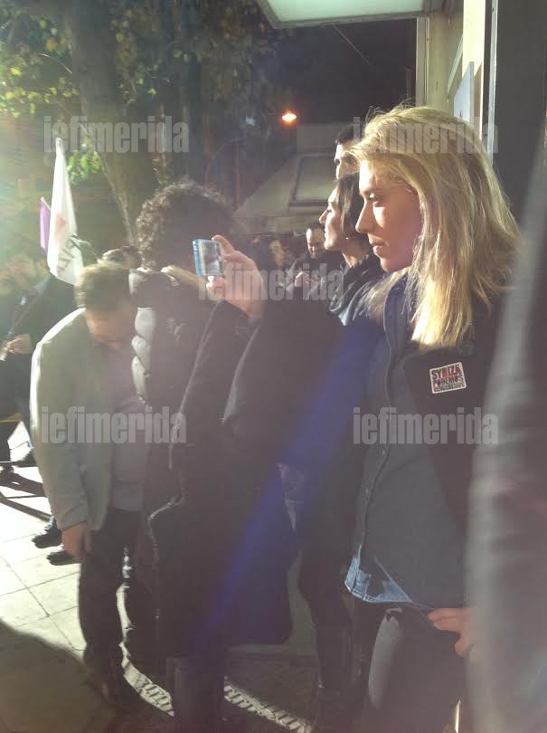 Από το Γκστάαντ στην Κουμουνδούρου: Η κόρη του Γιάννη Μηλιού μόνη στα γραφεία του ΣΥΡΙΖΑ [εικόνες] | iefimerida.gr 2