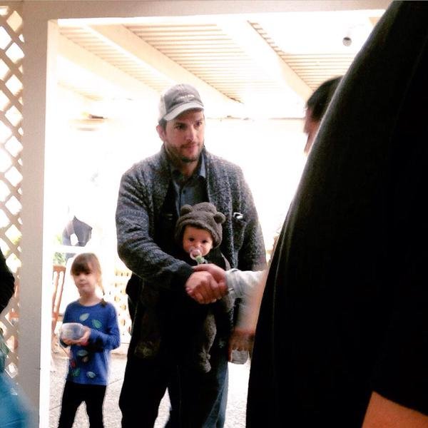 Οι πρώτες φωτογραφίες της κόρης του Αστον Κούτσερ και της Μίλα Κούνις [εικόνες] | iefimerida.gr 1