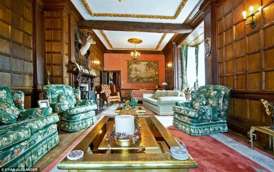 Το κιτς ανάκτορο ενός θρύλου του χέβι μετάλ που απογοήτευσε τους θαυμαστές του [εικόνες]  | iefimerida.gr 5