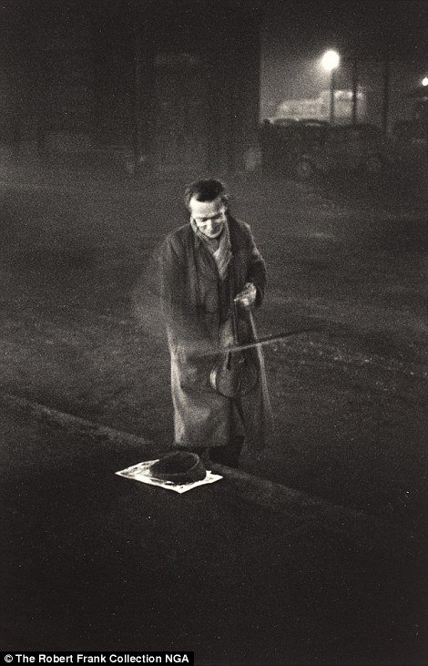 Λονδίνο τη δεκαετία του '50 - Ο κόσμος των πλούσιων και των φτωχών μέσα από εκπληκτικές ασπρόμαυρες φωτογραφίες [εικόνες] | iefimerida.gr 9