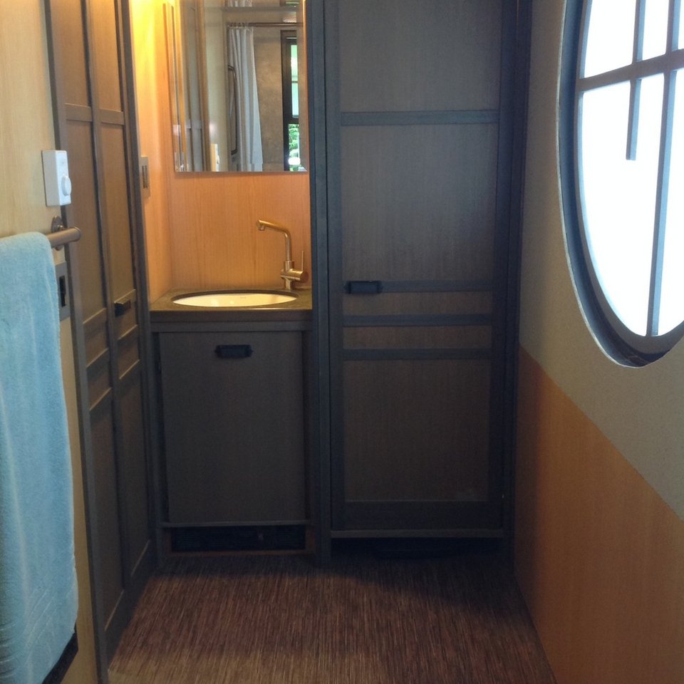 Μικροσκοπικό αλλά χλιδάτο: Τζακούζι, υπέρδιπλο κρεβάτι, ηλεκτρικό τζάκι σε 26 τ.μ. [εικόνες] | iefimerida.gr 6