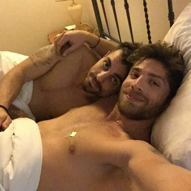 Ελληνες παρουσιαστές πόζαραν ημίγυμνοι, αγκαλιασμένοι στο κρεβάτι [εικόνες] | iefimerida.gr 0