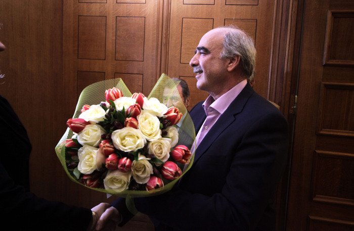 Τον έστησε μισή ώρα: Την περίμενε με μια ανθοδέσμη έξω από το γραφείο του [εικόνες & βίντεο] | iefimerida.gr 0