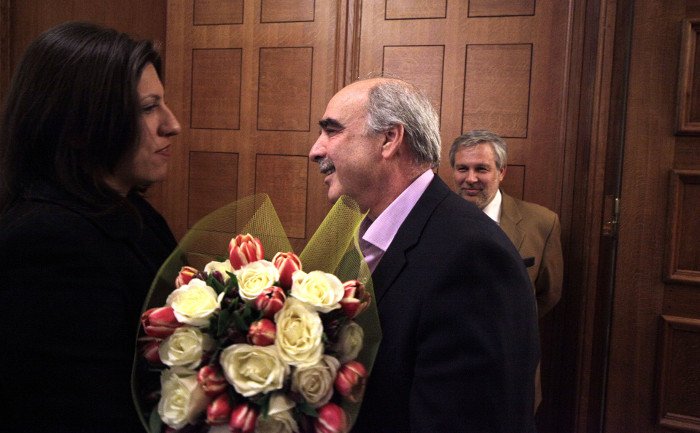 Τον έστησε μισή ώρα: Την περίμενε με μια ανθοδέσμη έξω από το γραφείο του [εικόνες & βίντεο] | iefimerida.gr 1