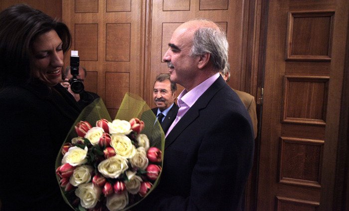 Τον έστησε μισή ώρα: Την περίμενε με μια ανθοδέσμη έξω από το γραφείο του [εικόνες & βίντεο] | iefimerida.gr 2