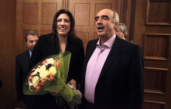 Τον έστησε μισή ώρα: Την περίμενε με μια ανθοδέσμη έξω από το γραφείο του [εικόνες & βίντεο] | iefimerida.gr 3