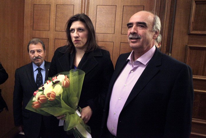 Τον έστησε μισή ώρα: Την περίμενε με μια ανθοδέσμη έξω από το γραφείο του [εικόνες & βίντεο] | iefimerida.gr 5