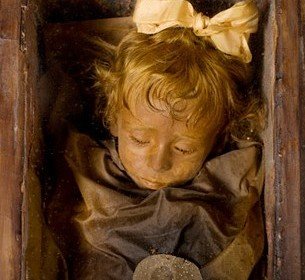 H 2χρονη μούμια της Σικελίας που ανοιγοκλείνει τα βλέφαρα -Η απίστευτη ιστορία της Ροζαλία Λομπάρντο [εικόνες] | iefimerida.gr 2