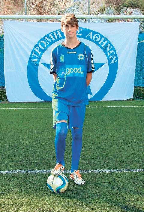 Ποιoς είναι ο μικρός Νικόλας που έπαιξε μπάλα στο σποτάκι του Σαμαρά [εικόνα] | iefimerida.gr 0