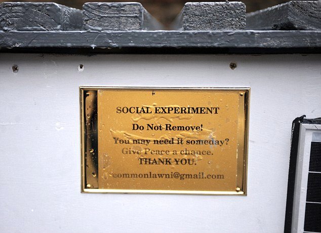 Καταφύγιο αστέγων μήκους 2 μέτρων- Ενα ξύλινο κουτί με φως, ραδιόφωνο και τηλέφωνο [εικόνες]  | iefimerida.gr 2