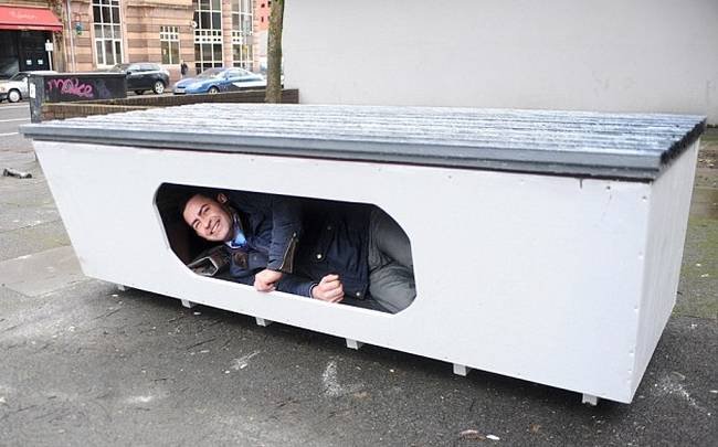 Καταφύγιο αστέγων μήκους 2 μέτρων- Ενα ξύλινο κουτί με φως, ραδιόφωνο και τηλέφωνο [εικόνες]  | iefimerida.gr 4