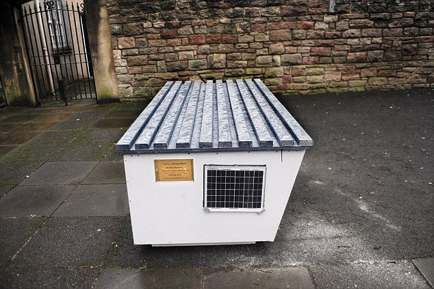 Καταφύγιο αστέγων μήκους 2 μέτρων- Ενα ξύλινο κουτί με φως, ραδιόφωνο και τηλέφωνο [εικόνες]  | iefimerida.gr 1