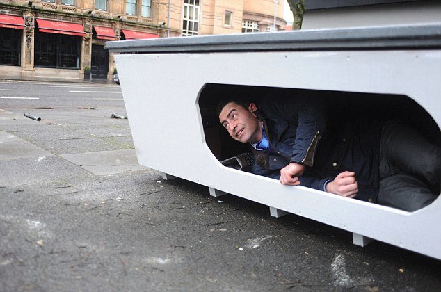 Καταφύγιο αστέγων μήκους 2 μέτρων- Ενα ξύλινο κουτί με φως, ραδιόφωνο και τηλέφωνο [εικόνες]  | iefimerida.gr 0