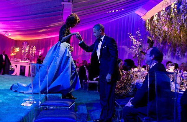 Ο Μπαράκ Ομπάμα βαράει... μύγες στο Οβάλ γραφείο, κυριολεκτικά [εικόνες] | iefimerida.gr 2