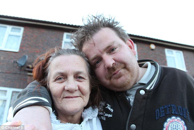 Ενα διαφορετικό ζευγάρι: 61χρονη γιαγιά τρελά ερωτευμένη με 34χρονο -«Το σεξ είναι τέλειο», λέει  [εικόνες] | iefimerida.gr 0