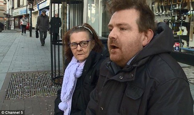 Ενα διαφορετικό ζευγάρι: 61χρονη γιαγιά τρελά ερωτευμένη με 34χρονο -«Το σεξ είναι τέλειο», λέει  [εικόνες] | iefimerida.gr 1