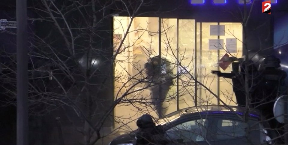 Σκληρό βίντεο και νέες, συγκλονιστικές εικόνες από την επέμβαση στο παντοπωλείο: Βροχή από σφαίρες, νεκροί στο πάτωμα και πανικός [εικόνες & βίντεο] | iefimerida.gr 1