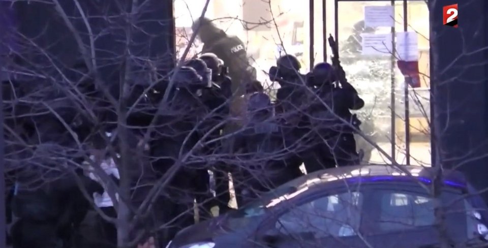 Σκληρό βίντεο και νέες, συγκλονιστικές εικόνες από την επέμβαση στο παντοπωλείο: Βροχή από σφαίρες, νεκροί στο πάτωμα και πανικός [εικόνες & βίντεο] | iefimerida.gr 2