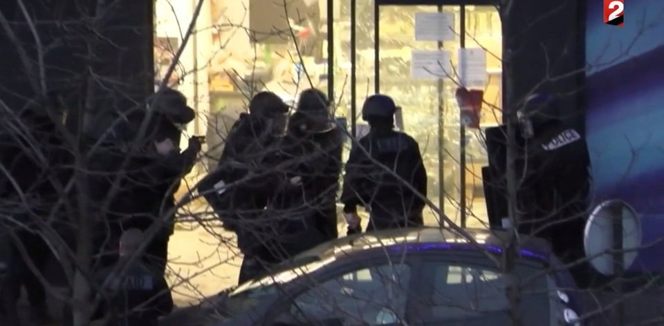 Σκληρό βίντεο και νέες, συγκλονιστικές εικόνες από την επέμβαση στο παντοπωλείο: Βροχή από σφαίρες, νεκροί στο πάτωμα και πανικός [εικόνες & βίντεο] | iefimerida.gr 3