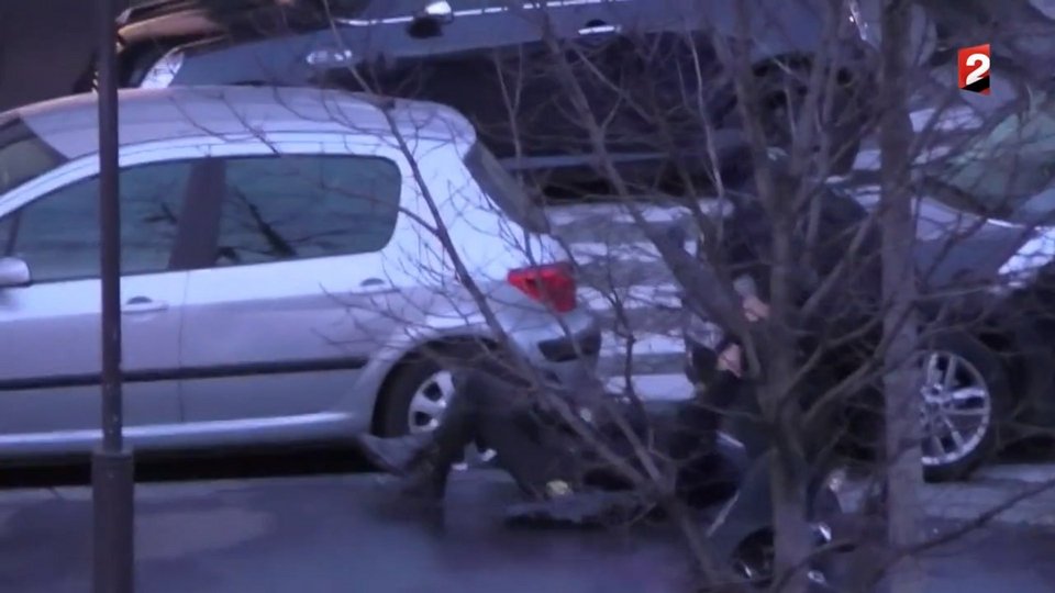 Σκληρό βίντεο και νέες, συγκλονιστικές εικόνες από την επέμβαση στο παντοπωλείο: Βροχή από σφαίρες, νεκροί στο πάτωμα και πανικός [εικόνες & βίντεο] | iefimerida.gr 4