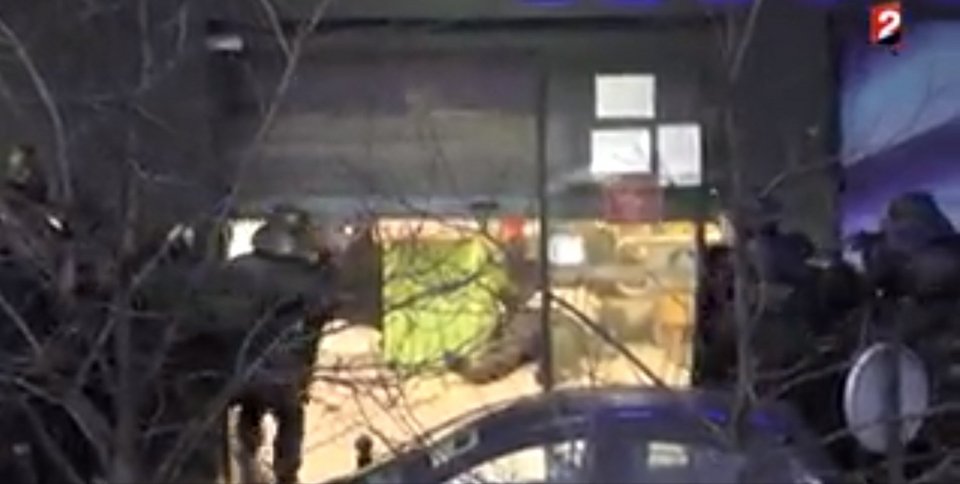 Σκληρό βίντεο και νέες, συγκλονιστικές εικόνες από την επέμβαση στο παντοπωλείο: Βροχή από σφαίρες, νεκροί στο πάτωμα και πανικός [εικόνες & βίντεο] | iefimerida.gr 0