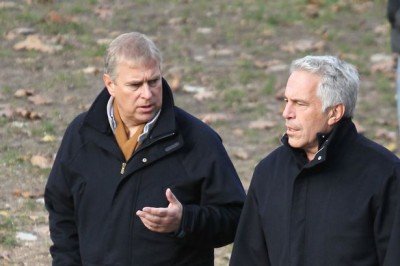 Ο γιος της βασίλισσας Ελισάβετ στο σκάφος του παιδόφιλου τραπεζίτη -Περιτριγυρισμένος από τόπλες νεαρές [εικόνες] | iefimerida.gr 4