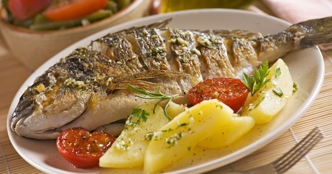 Ψάρι στο φούρνο με πατάτες, λεμονάτο | iefimerida.gr 3