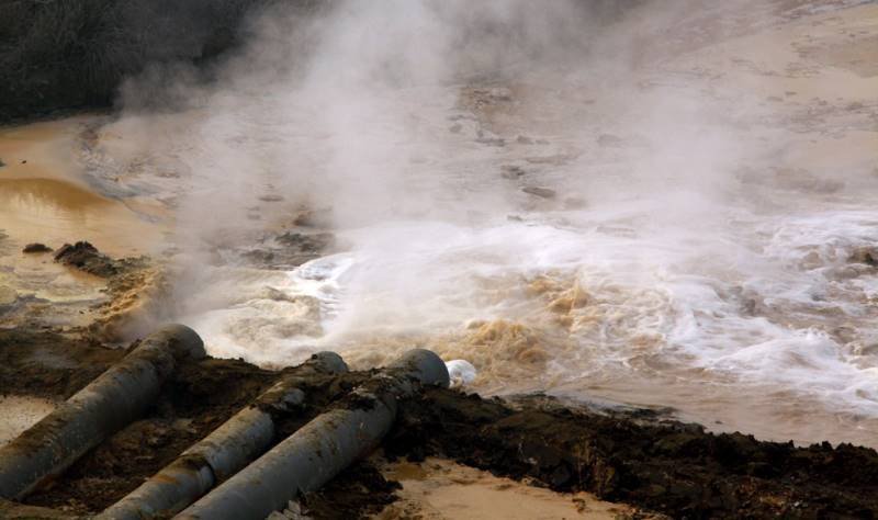 Φωτογραφίες σοκ: Εκεί όπου τα νερά λιμνών και θαλασσών γίνονται κόκκινα και κίτρινα από τη μόλυνση [εικόνες] | iefimerida.gr 10