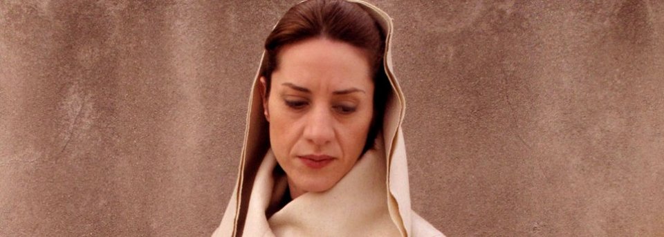 Ποια είναι η γυναίκα που έβγαλε το σακίδιο από την πλάτη του Σταύρου Θεοδωράκη [εικόνες] | iefimerida.gr 0