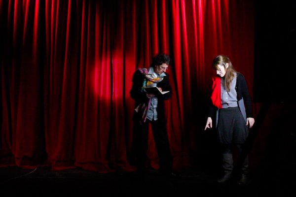 Ποια είναι η γυναίκα που έβγαλε το σακίδιο από την πλάτη του Σταύρου Θεοδωράκη [εικόνες] | iefimerida.gr 2