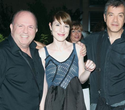 Ποια είναι η γυναίκα που έβγαλε το σακίδιο από την πλάτη του Σταύρου Θεοδωράκη [εικόνες] | iefimerida.gr 1