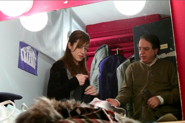 Ποια είναι η γυναίκα που έβγαλε το σακίδιο από την πλάτη του Σταύρου Θεοδωράκη [εικόνες] | iefimerida.gr 3