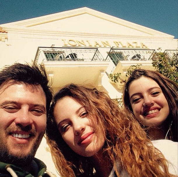 Οι κούκλες του Λάμπη Λιβιεράτου -Ο τραγουδιστής με τις πανέμορφες κόρες του [εικόνες] | iefimerida.gr 1