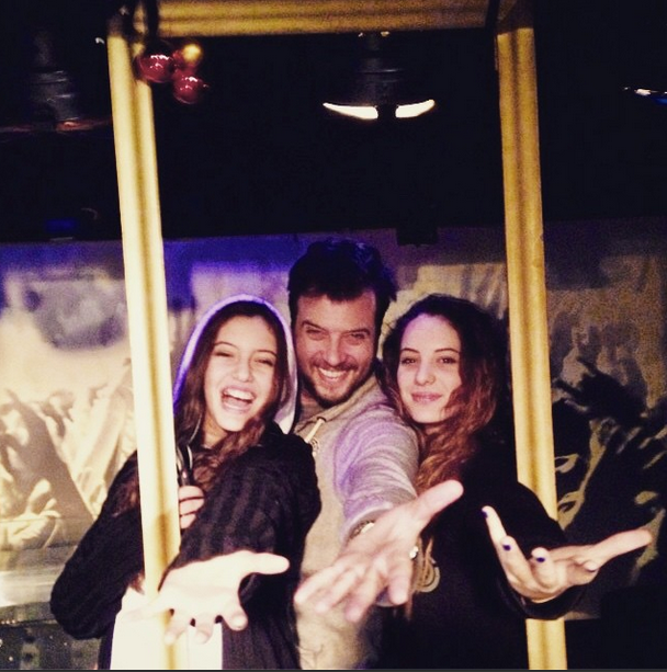 Οι κούκλες του Λάμπη Λιβιεράτου -Ο τραγουδιστής με τις πανέμορφες κόρες του [εικόνες] | iefimerida.gr 0